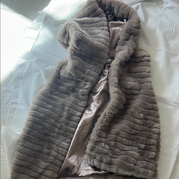 Luxurious Faux Fur Vest in Brown - Picture 5 of 6